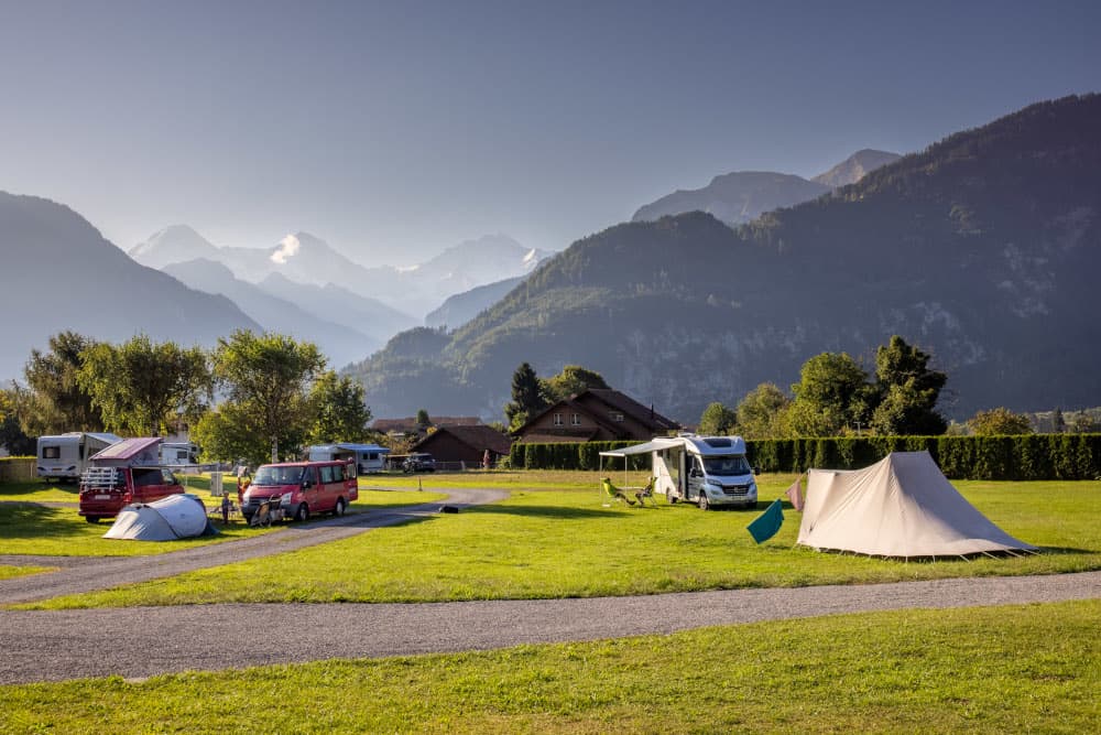 JungfrauCamp in Unterseen - Interlaken, Schweiz - campen mit Aussicht auf Eiger, Mönch und Jungfrau