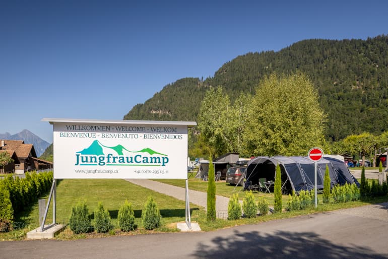 JungfrauCamp in Unterseen - Interlaken, Schweiz - campen mit Aussicht auf Eiger, Mönch und Jungfrau