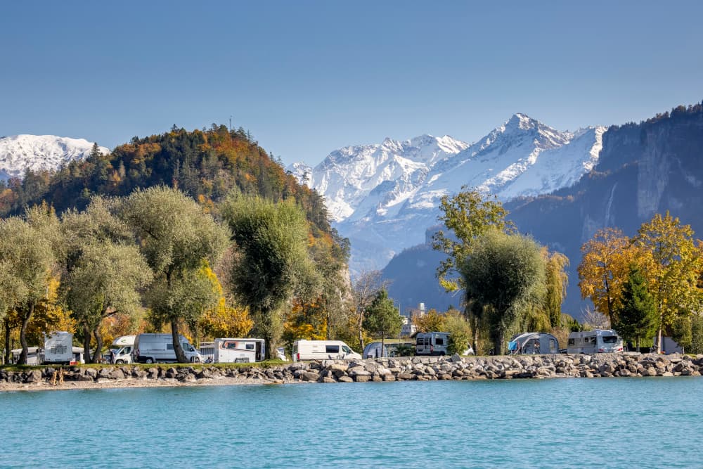Banner freie Campingplätze im Berner Oberland während der Sommerferien & Herbstferien 2021 | (c) Camping Aaregg, Brienz | Foto: David Birri